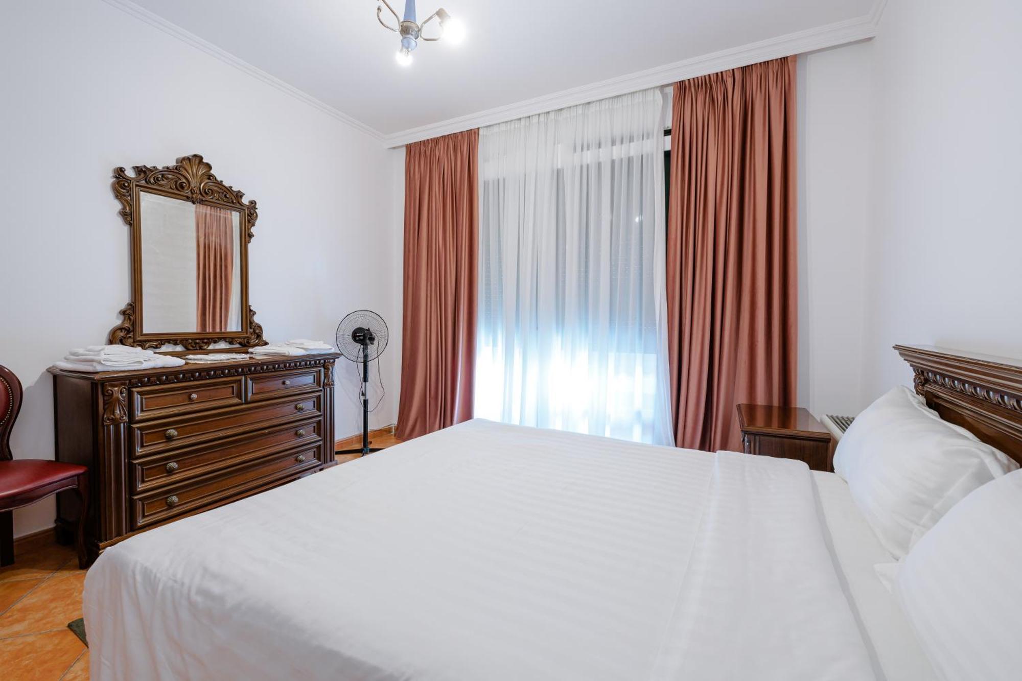 Boutique Hotel Whisky Tirana Szoba fotó